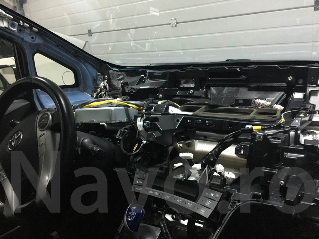 Prius gen 3 2013 dashboard removal 01