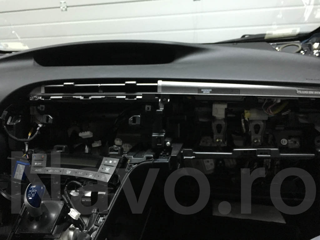 Prius gen 3 2013 dashboard removal 07